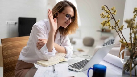 انجام مصاحبه های شغلی خانمی در حال انجام مصاحبه انلاین از طریق اینترنت