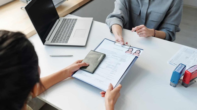 کانادا به سیاست موقت اجازه درخواست مجوز کار از داخل کشور برای بازدیدکنندگان پایان داد!!