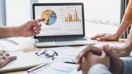 بررسی و تعیین کد های شغلی دو نفر که به صحفه نمایش یک تبلت اشاره میکنند